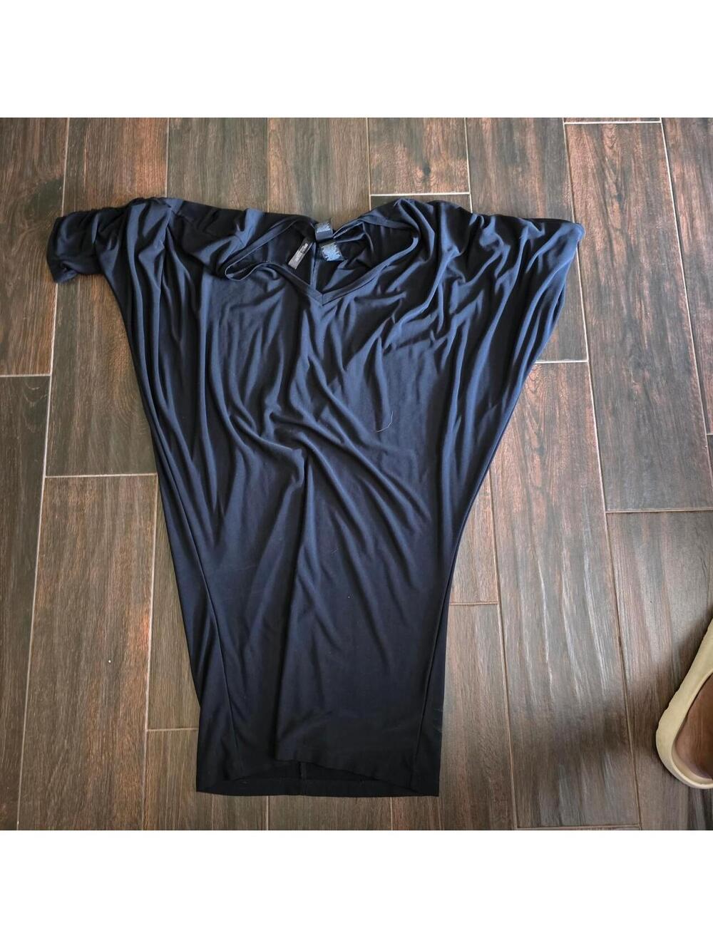 Bisou Bisou Women's Black and Navy Tshirt